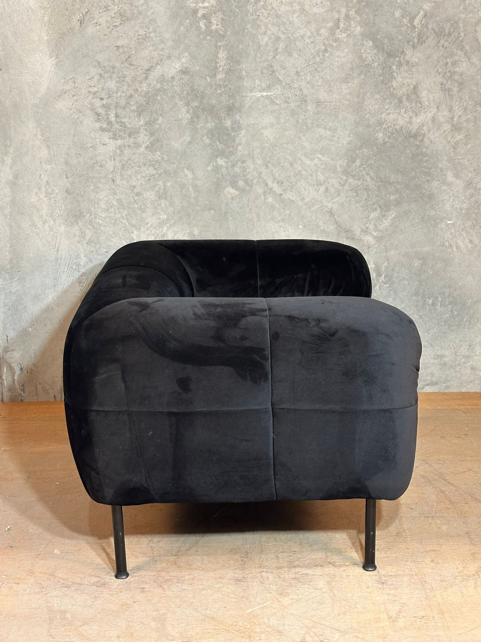 Velvet Armchair – Black, Harry the Hire