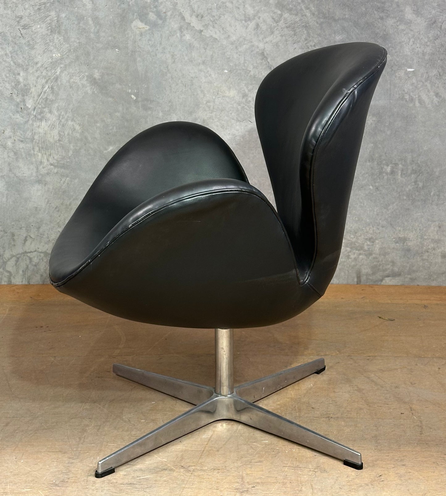 Swan Chair – Replica of Arne Jacobsen's Iconic Design