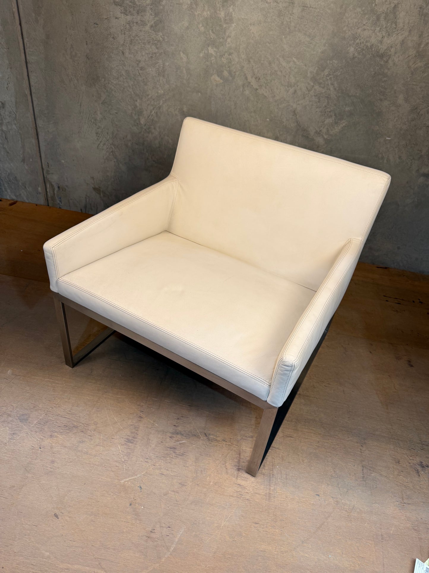 White leather lounge chair 2010s Fabien Baron for Bernhardt