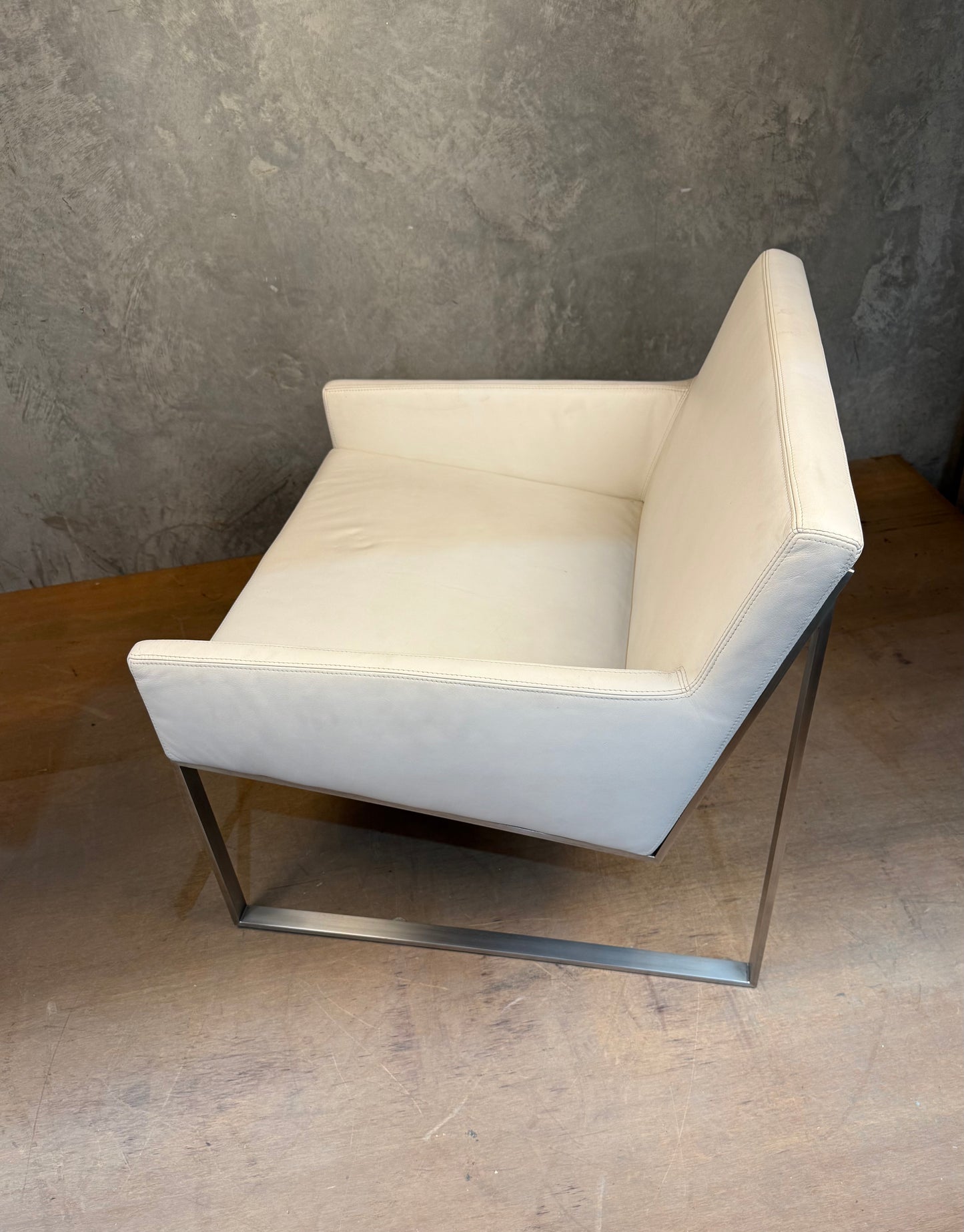 White leather lounge chair 2010s Fabien Baron for Bernhardt