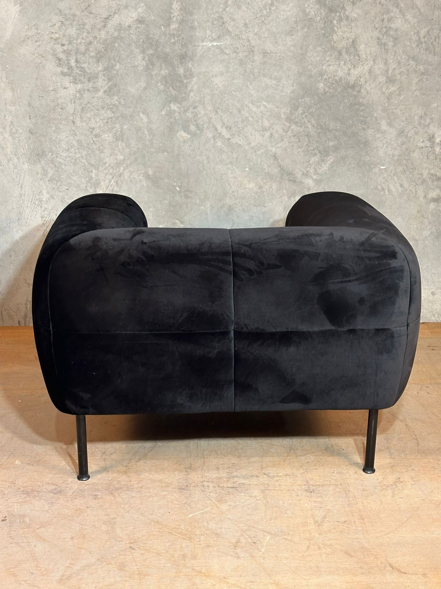 Velvet Armchair – Black, Harry the Hire