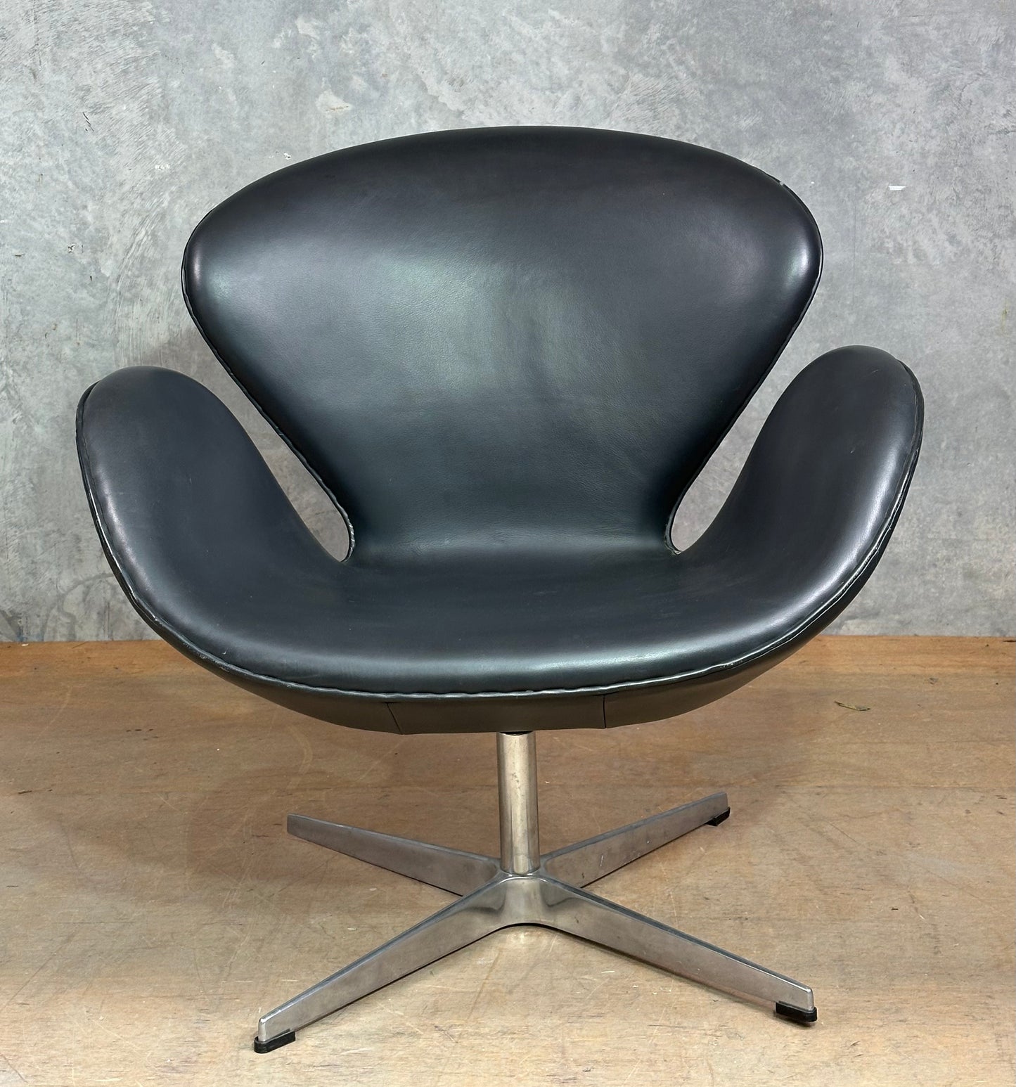 Swan Chair – Replica of Arne Jacobsen's Iconic Design