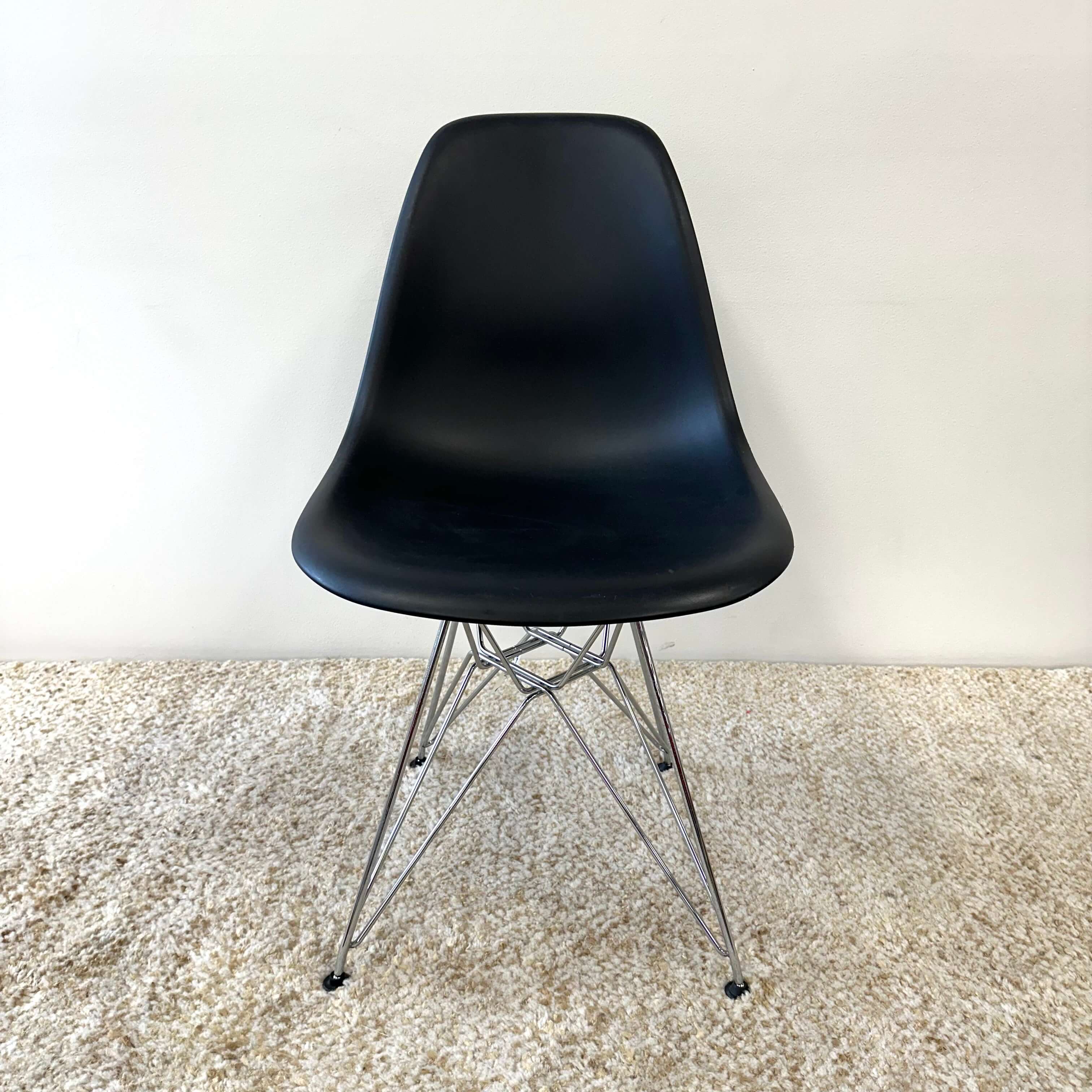 Eames Plastic Moulded Side Chair - Wire Base (Black), Vitra