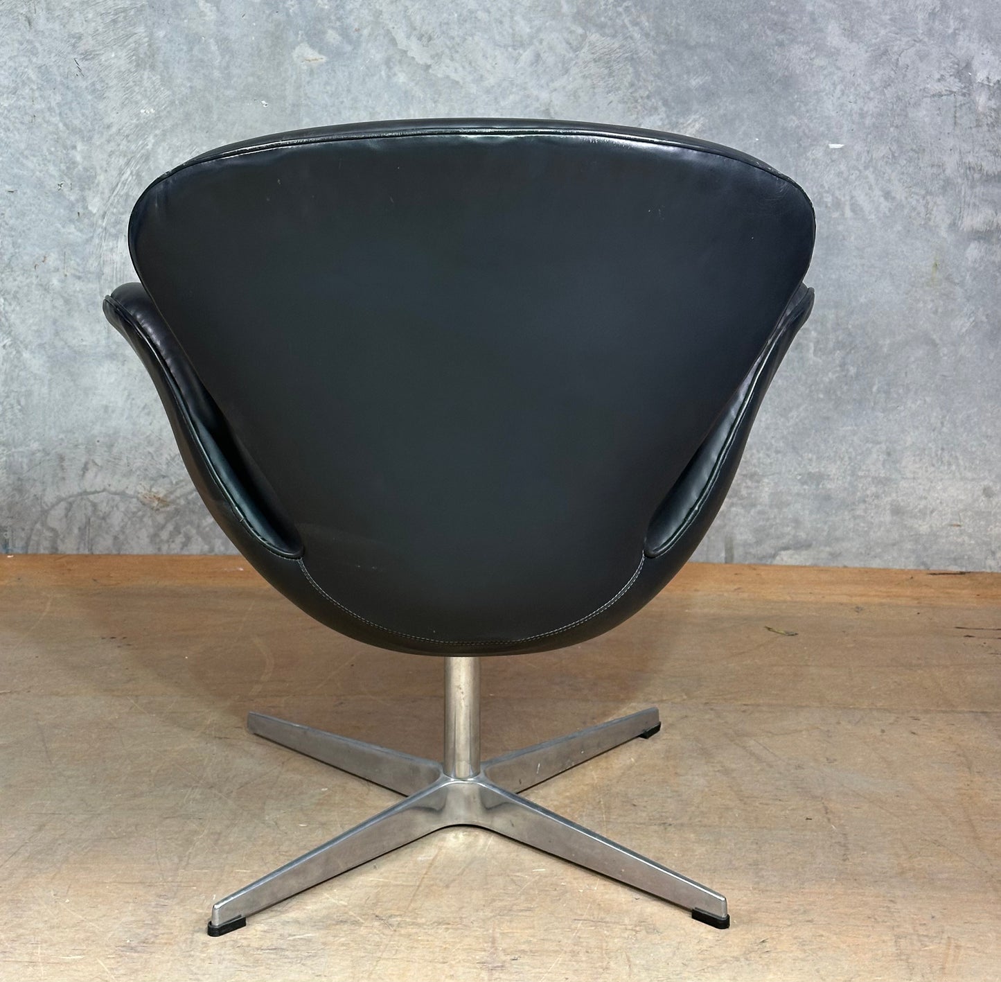 Swan Chair – Replica of Arne Jacobsen's Iconic Design