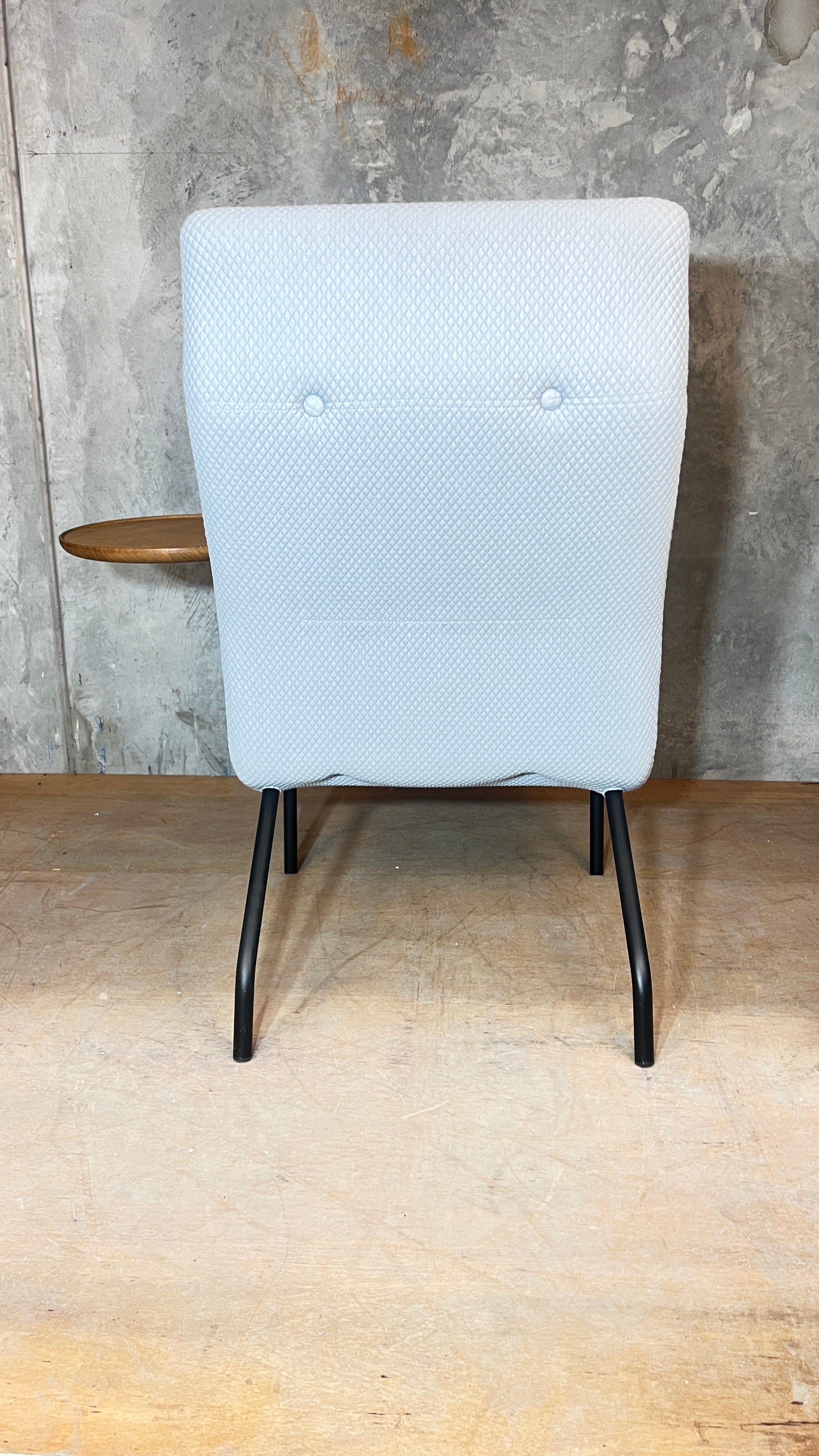 Lucio High back chair with side table