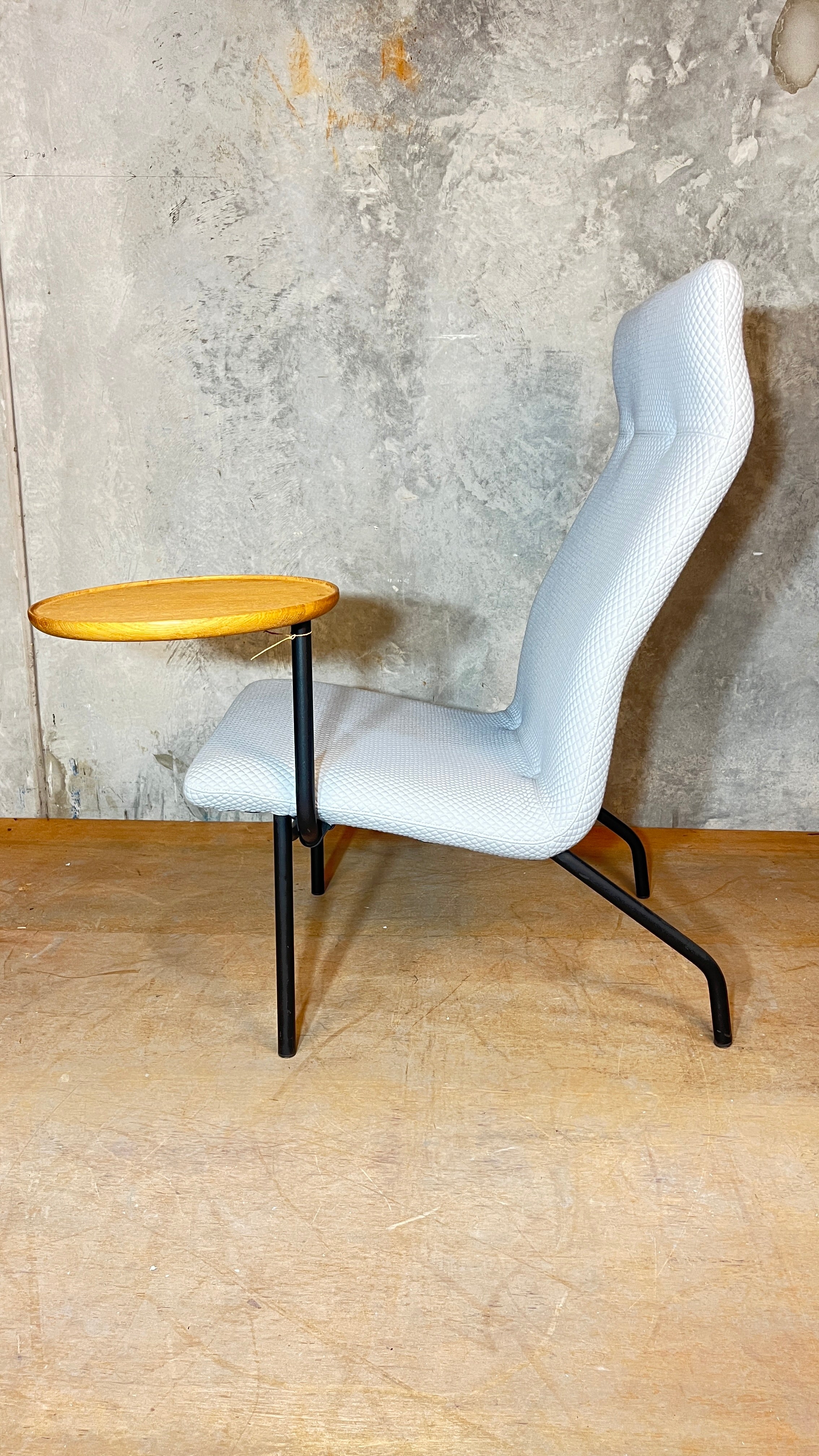 Lucio High back chair with side table