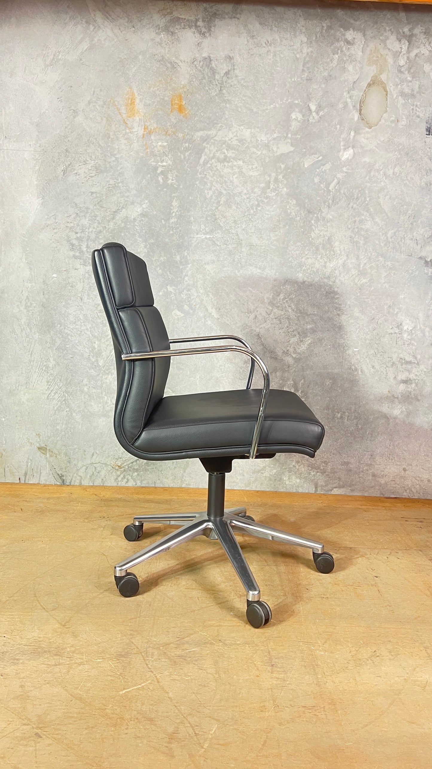 Seta Low Executive Office Chair by Les Sutterby
