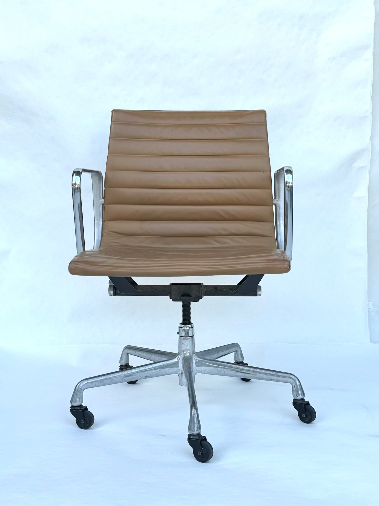 Eames Aluminum Group Management Chair