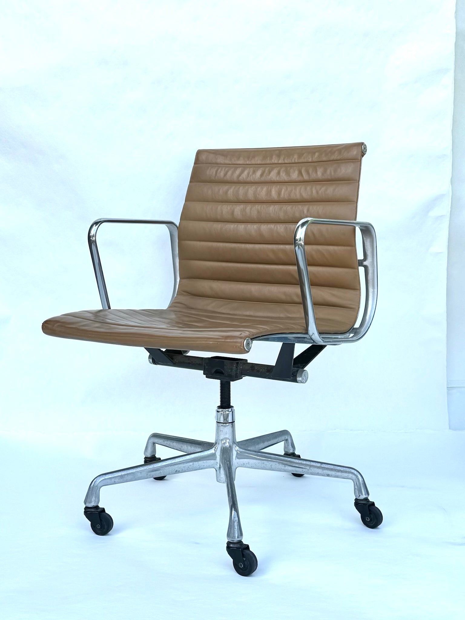 Eames Aluminum Group Management Chair