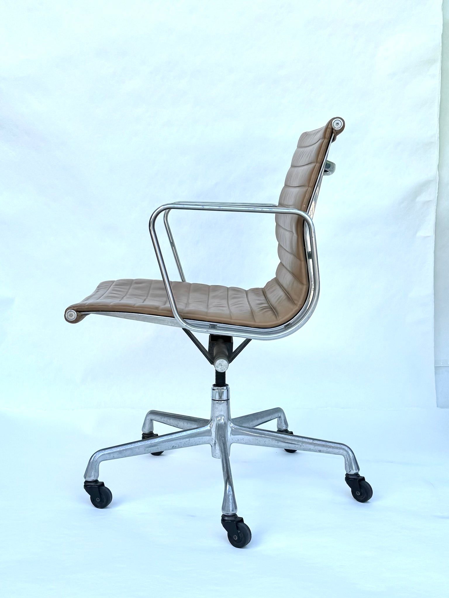 Eames Aluminum Group Management Chair