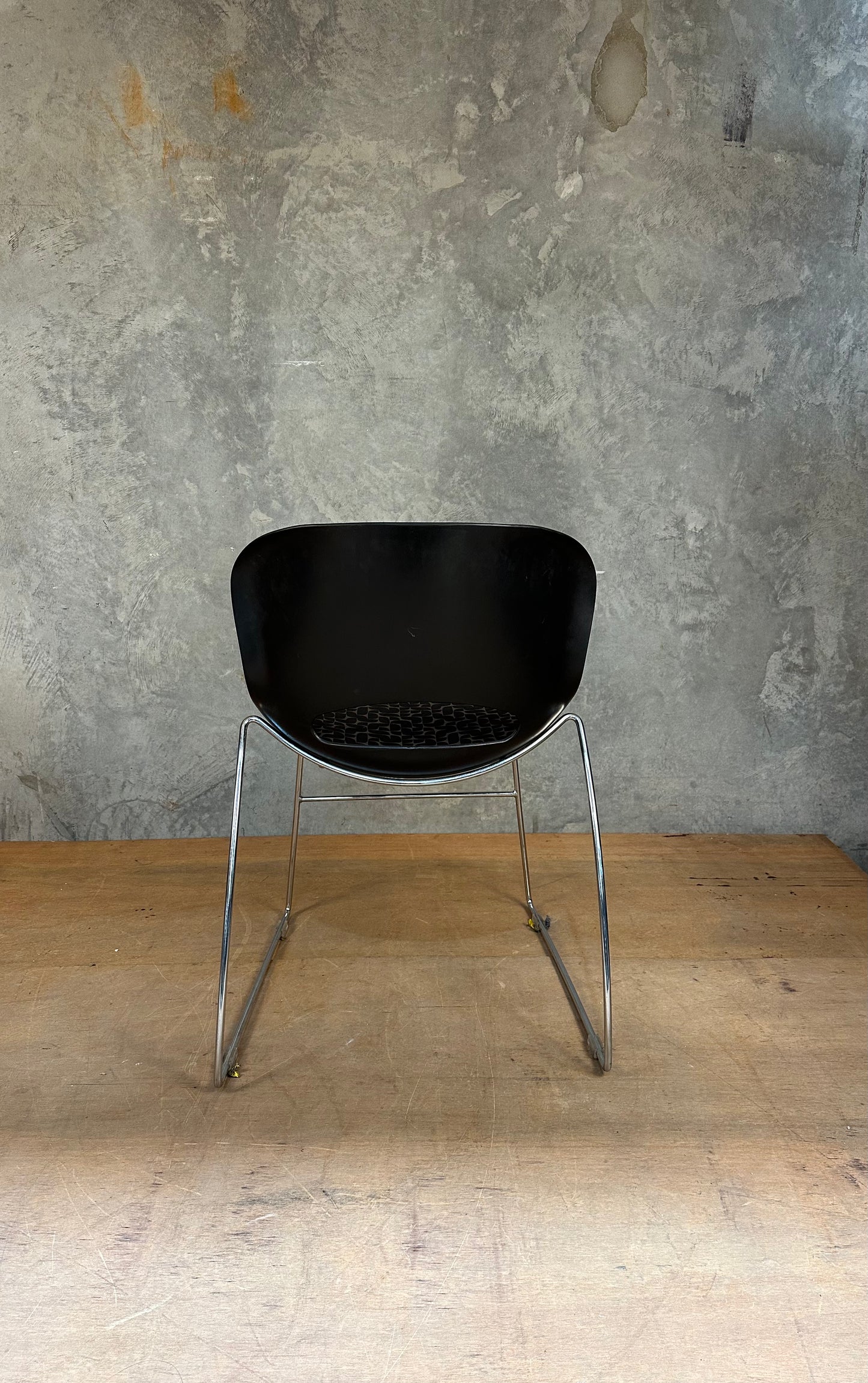 "O Chair" style chair with padded seat - black + geometric patterned cushion