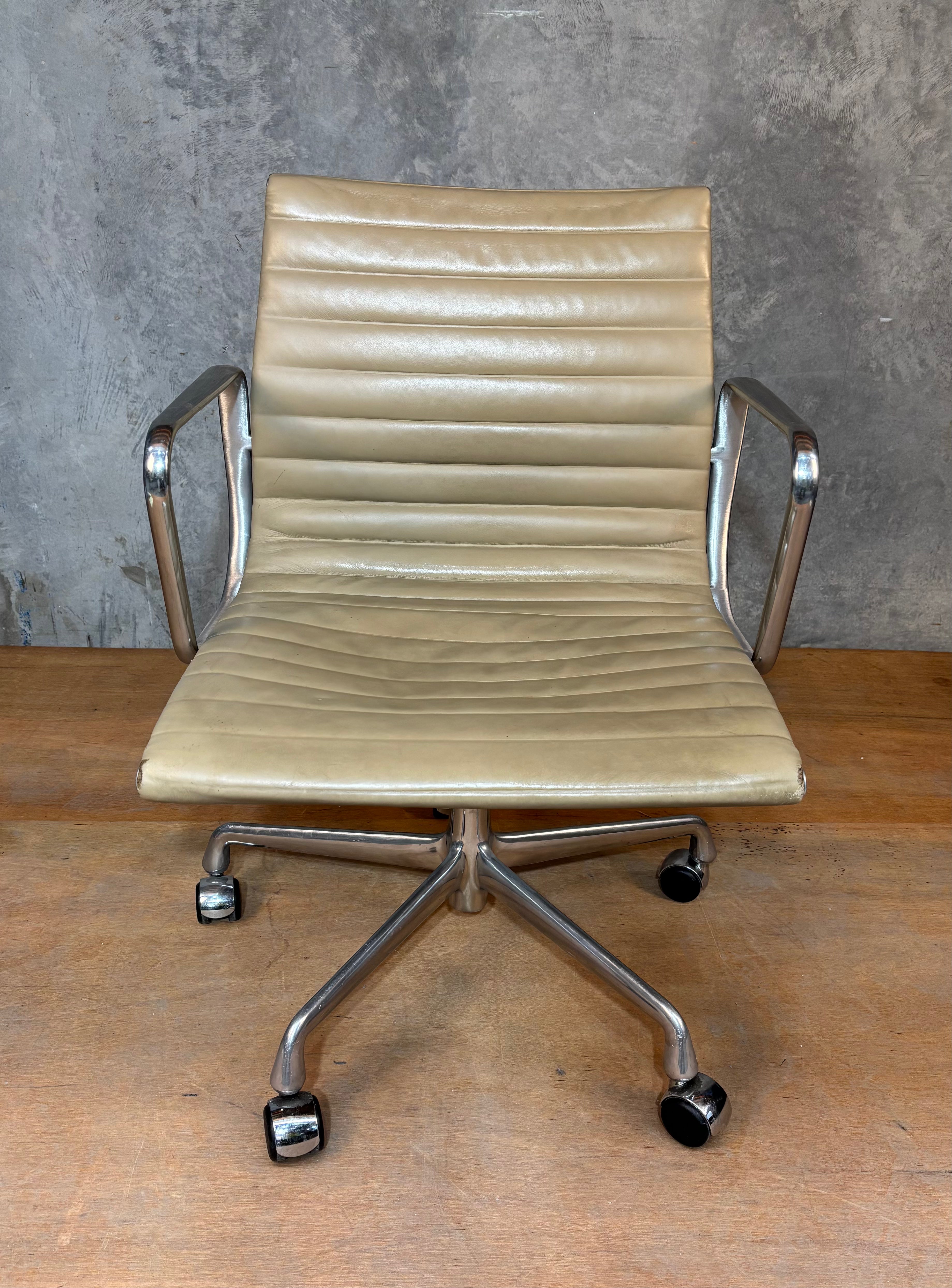 Eames Aluminium Armchair