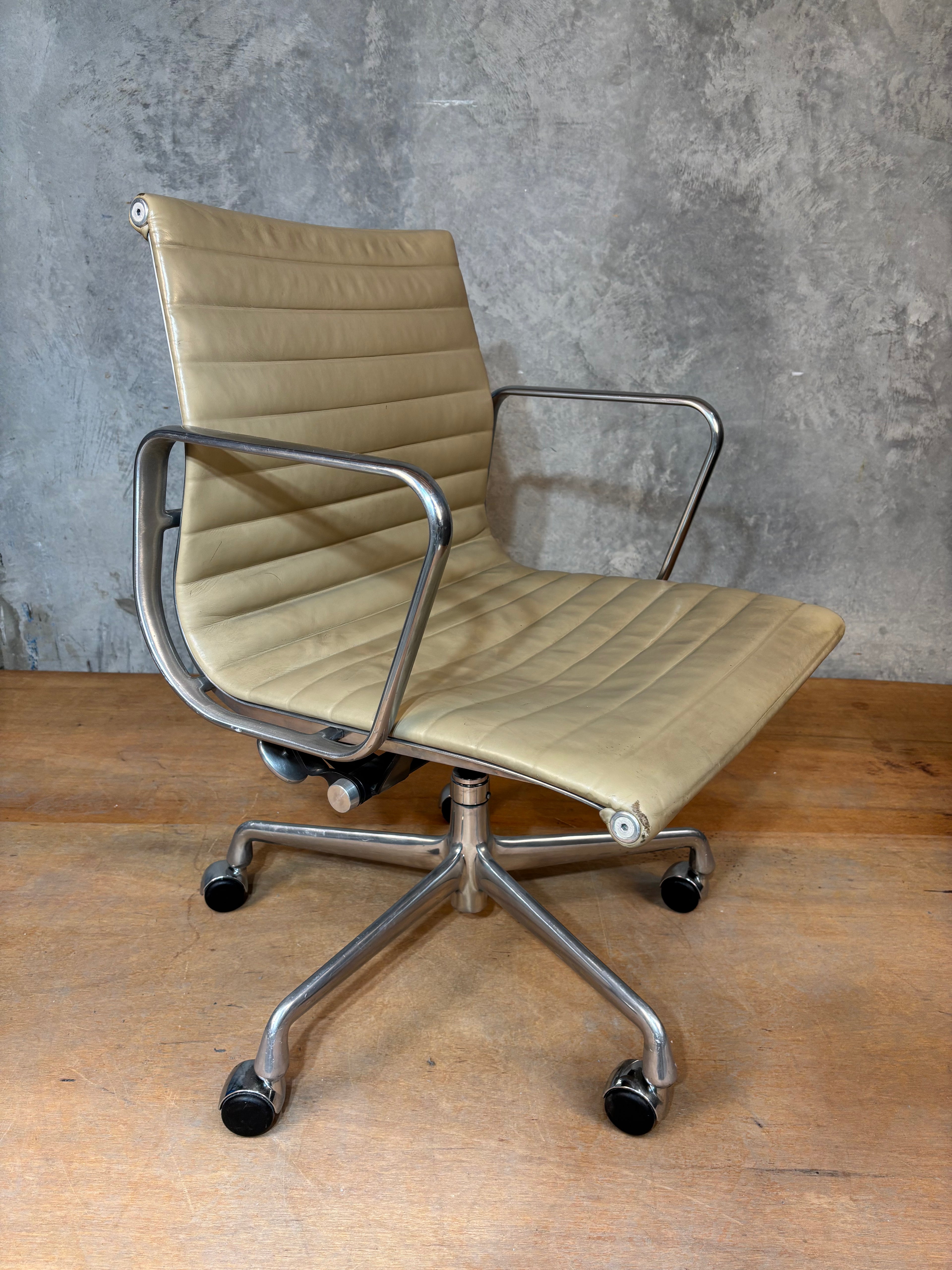 Eames Aluminium Armchair