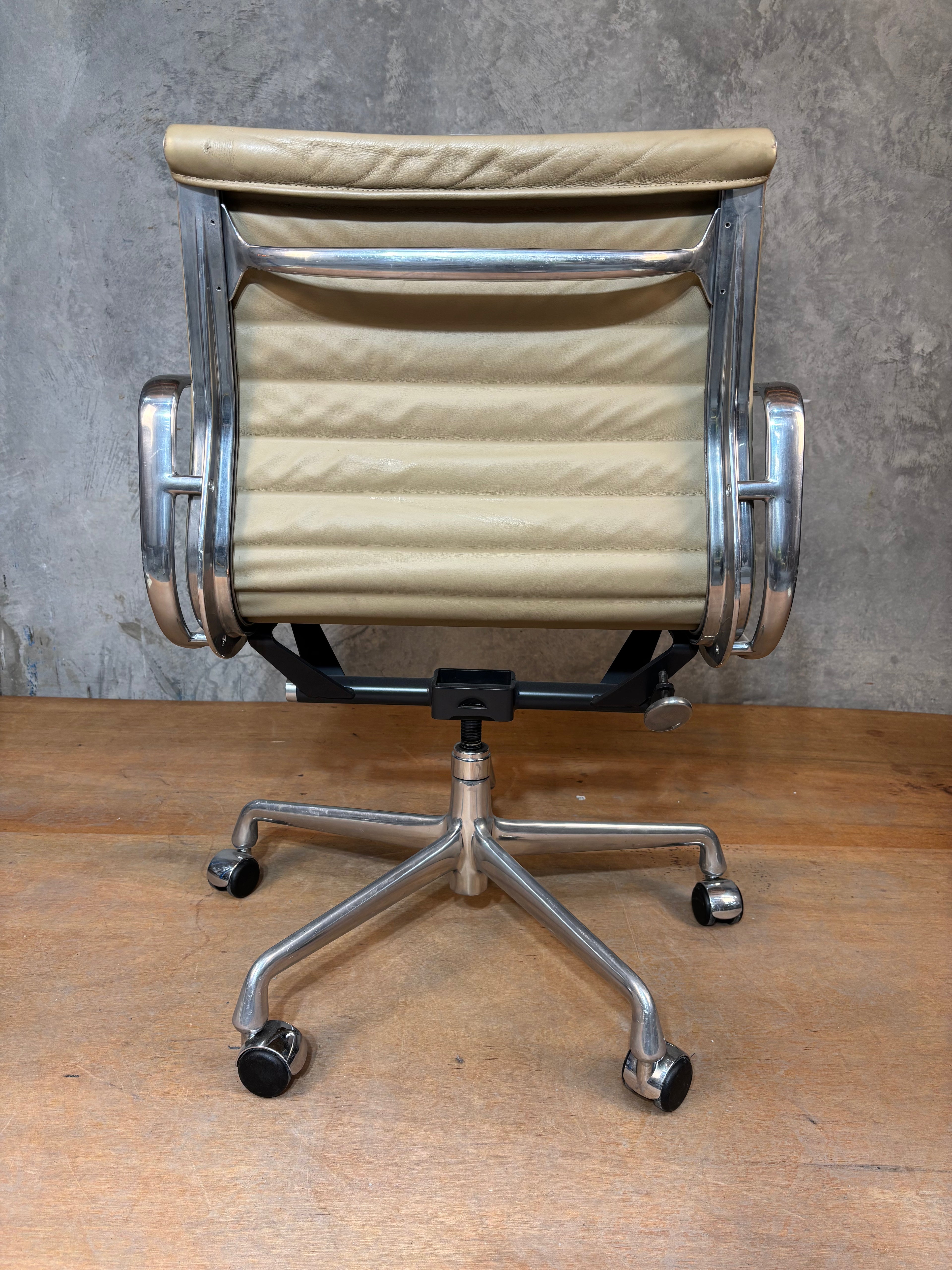 Eames Aluminium Armchair