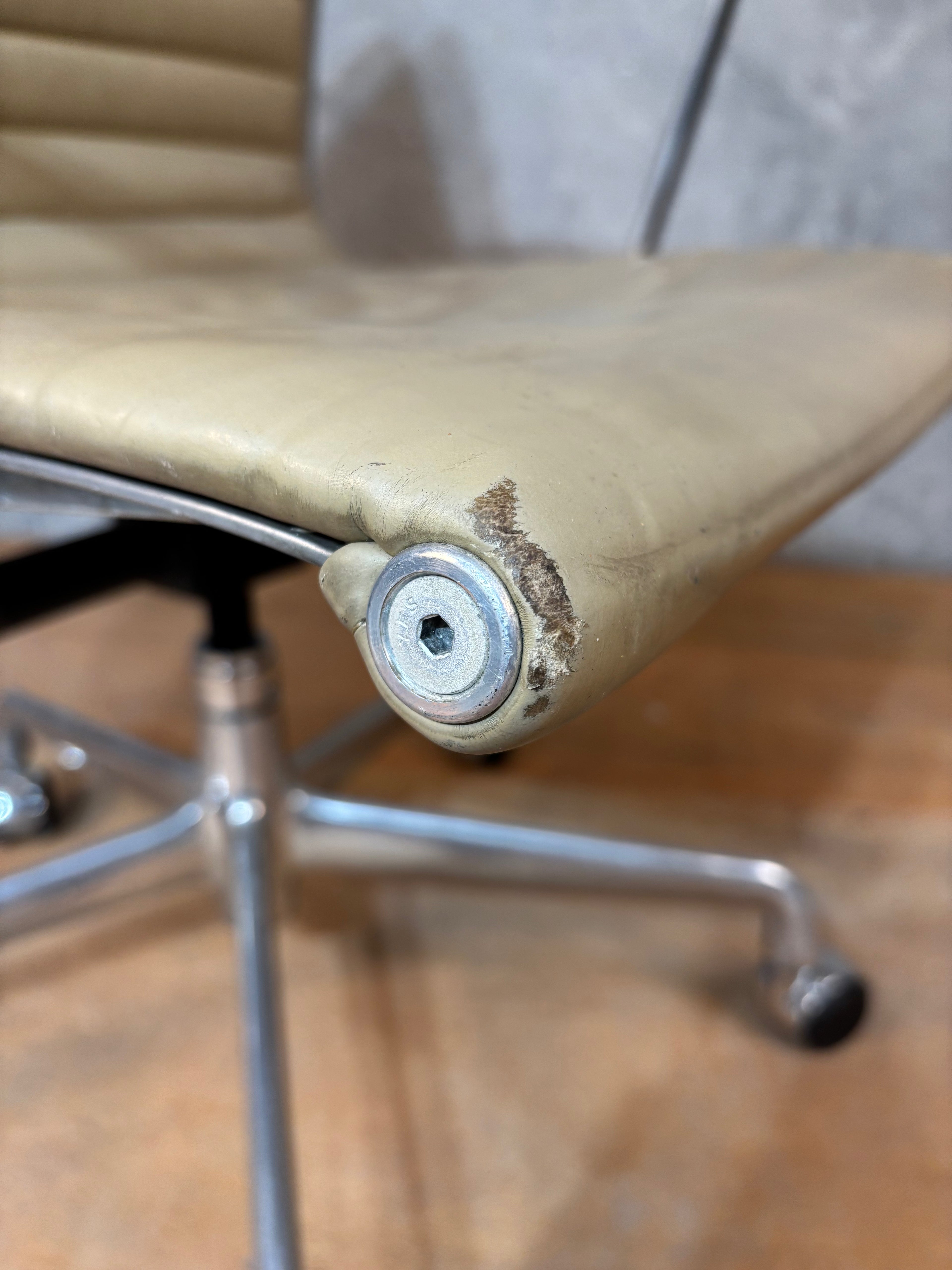 Eames Aluminium Armchair