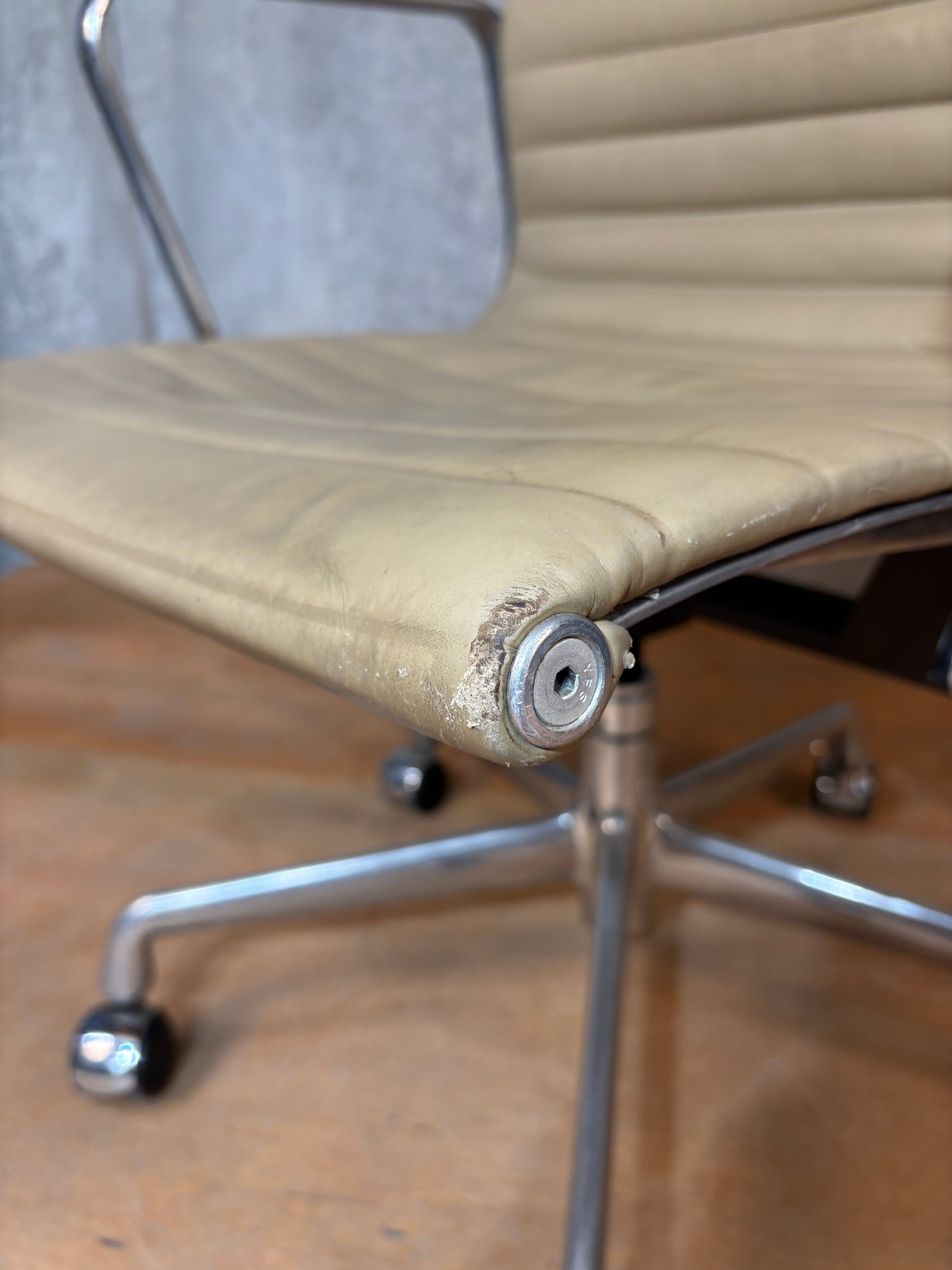 Eames Aluminium Armchair