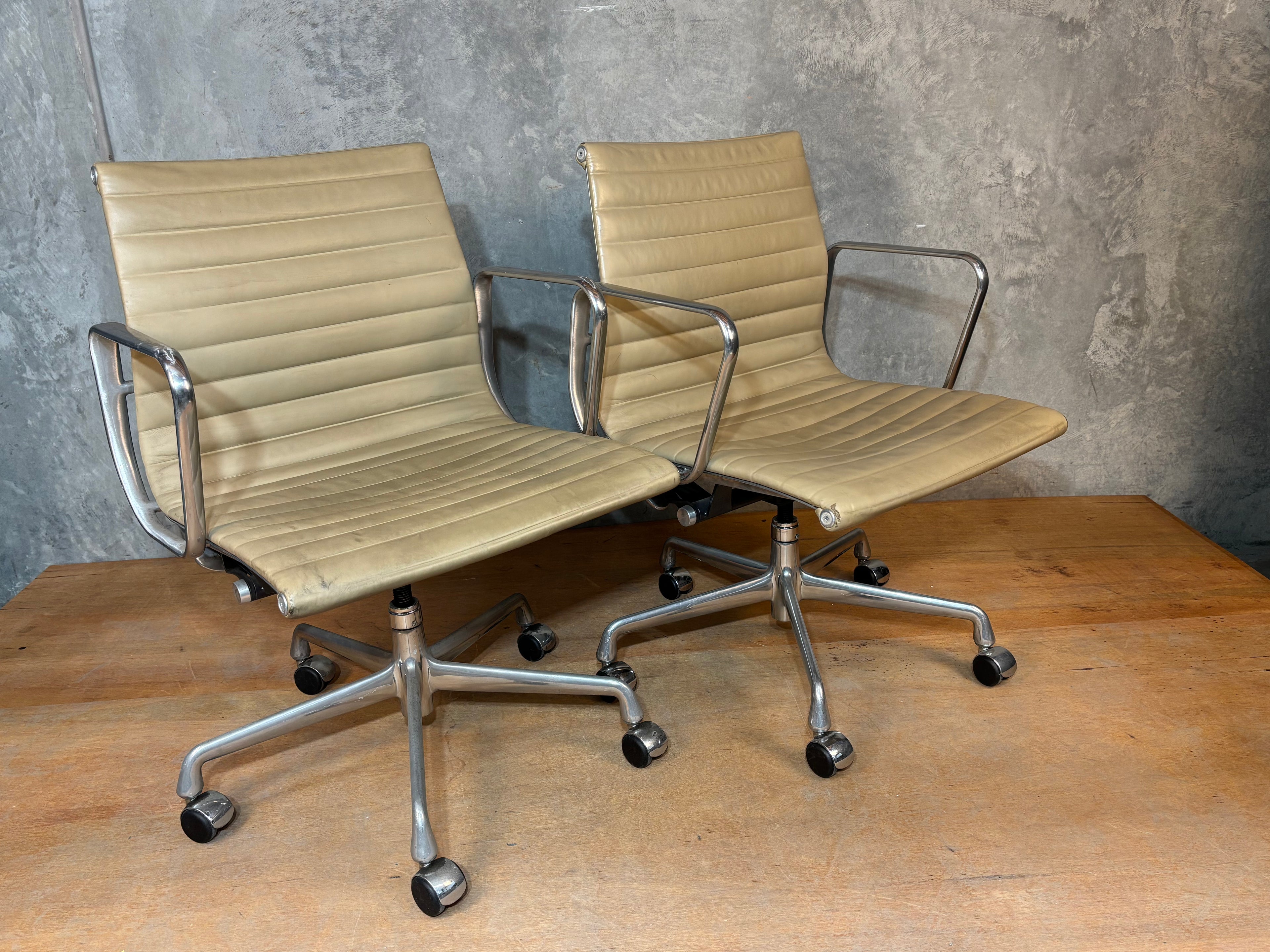 Eames Aluminium Armchair