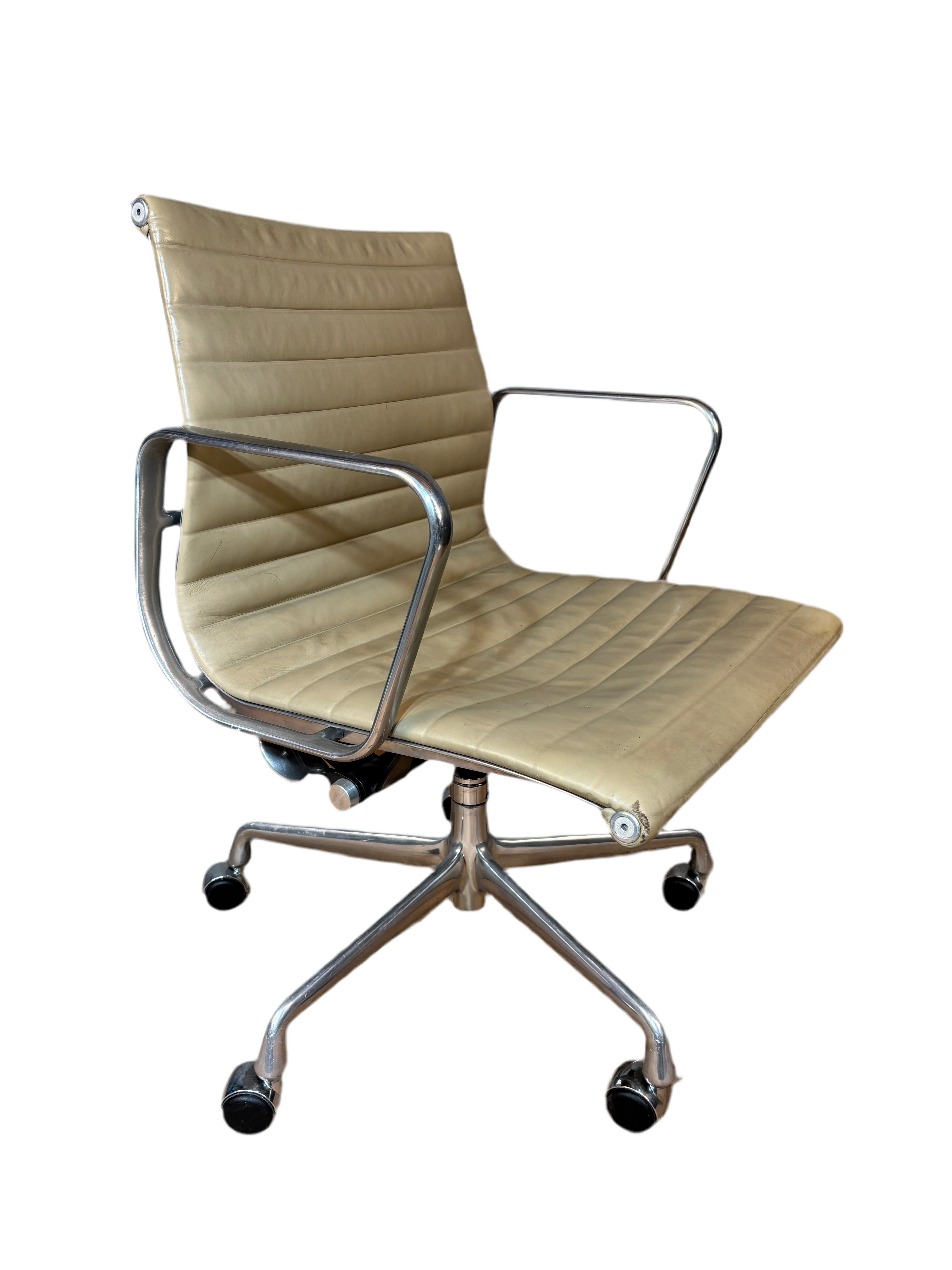 Eames Aluminium Armchair