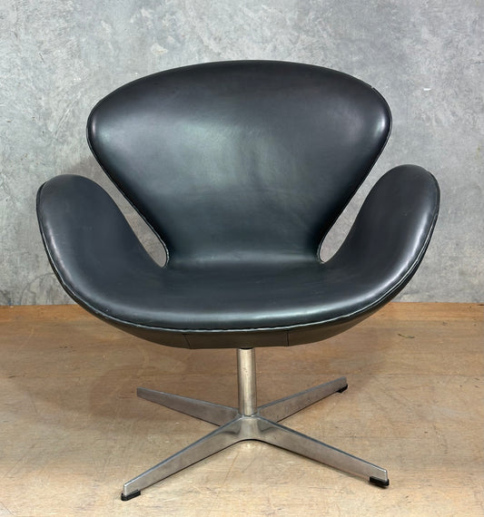 Swan Chair – Replica of Arne Jacobsen's Iconic Design
