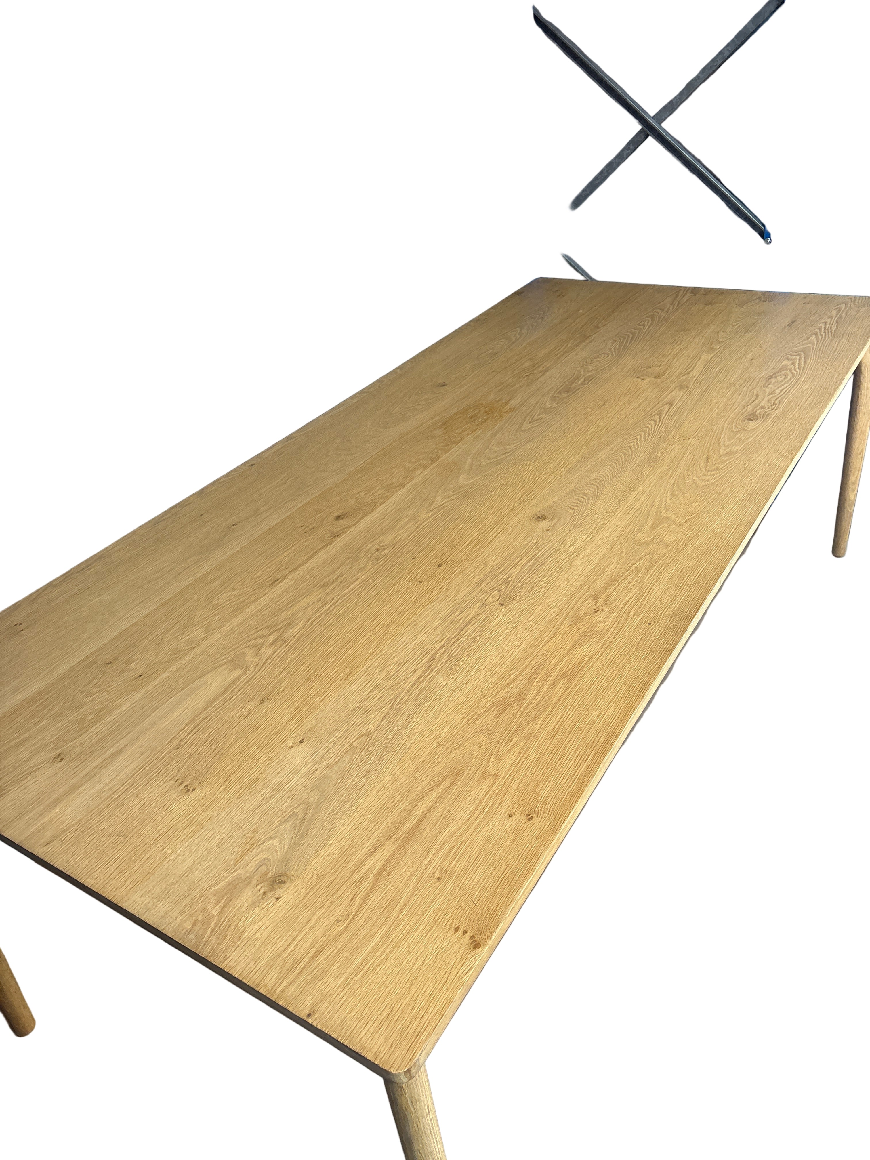 Huxley Curve Dining table oak
