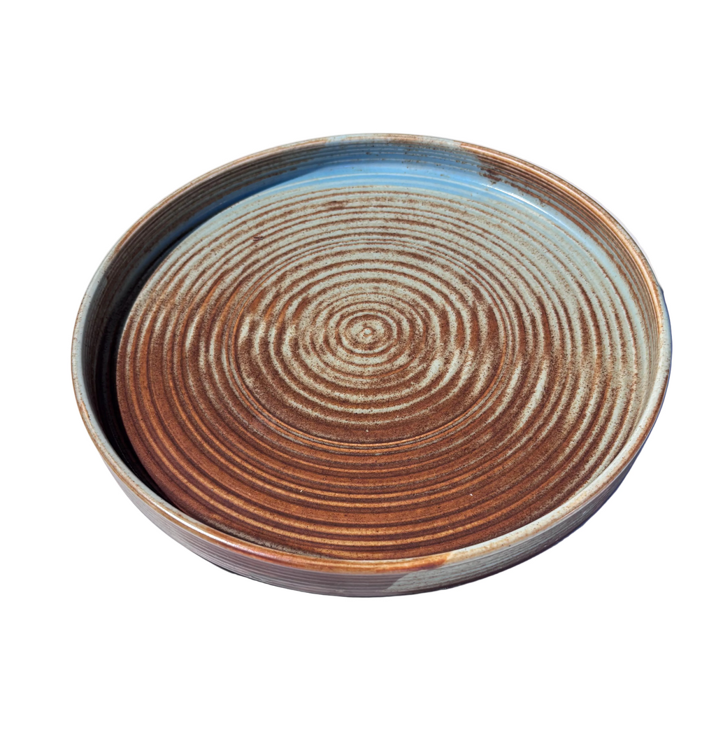 Round textured dual tone ceramic serving plate