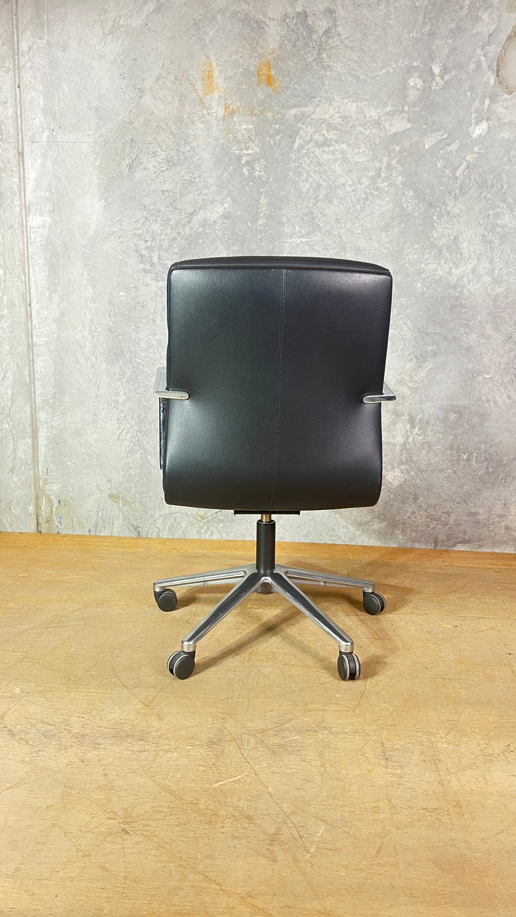 Seta Low Executive Office Chair by Les Sutterby