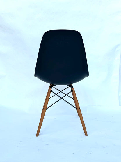 Vitra Eames Side Chair DSR Black