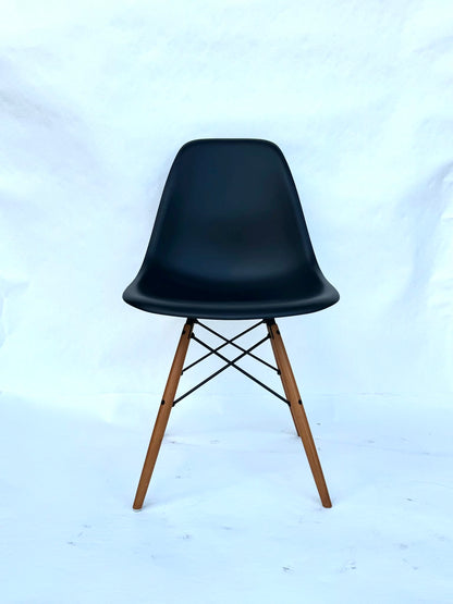 Vitra Eames Side Chair DSR Black