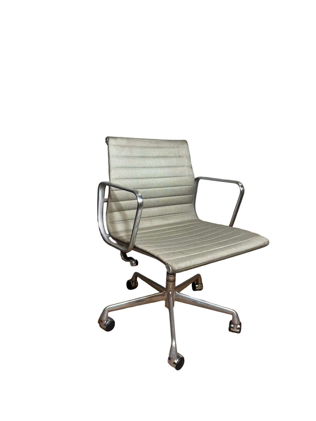 Vintage Eames Aluminum Group Management Chair by Charles and Ray Eames